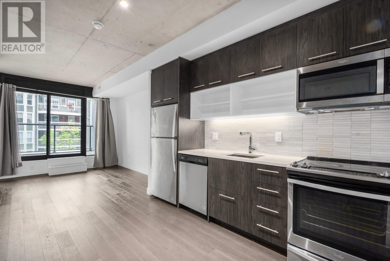 312 1048 Wellington Street