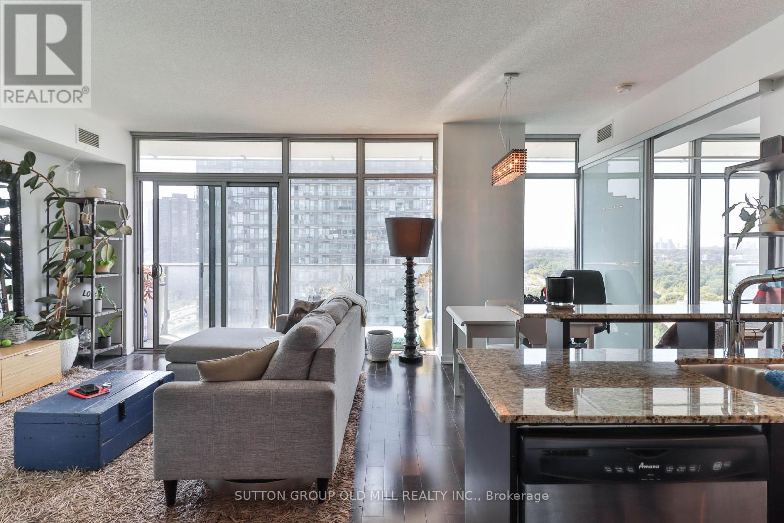 2210 - 103 THE QUEENSWAY