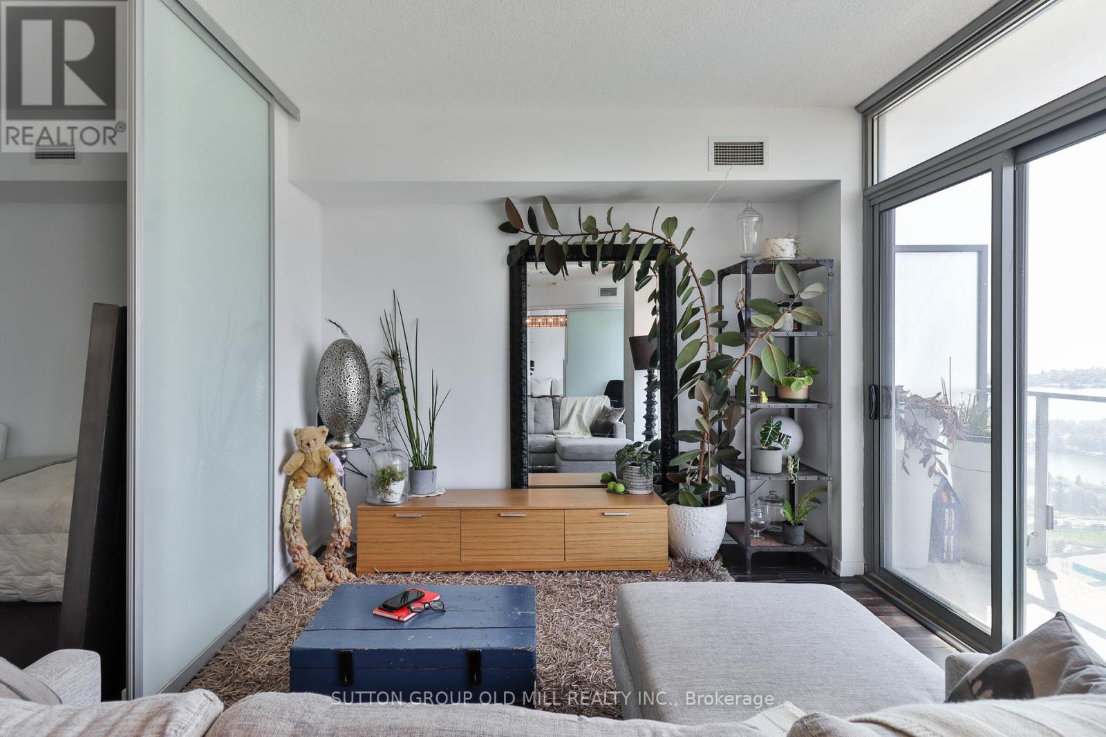 2210 - 103 THE QUEENSWAY