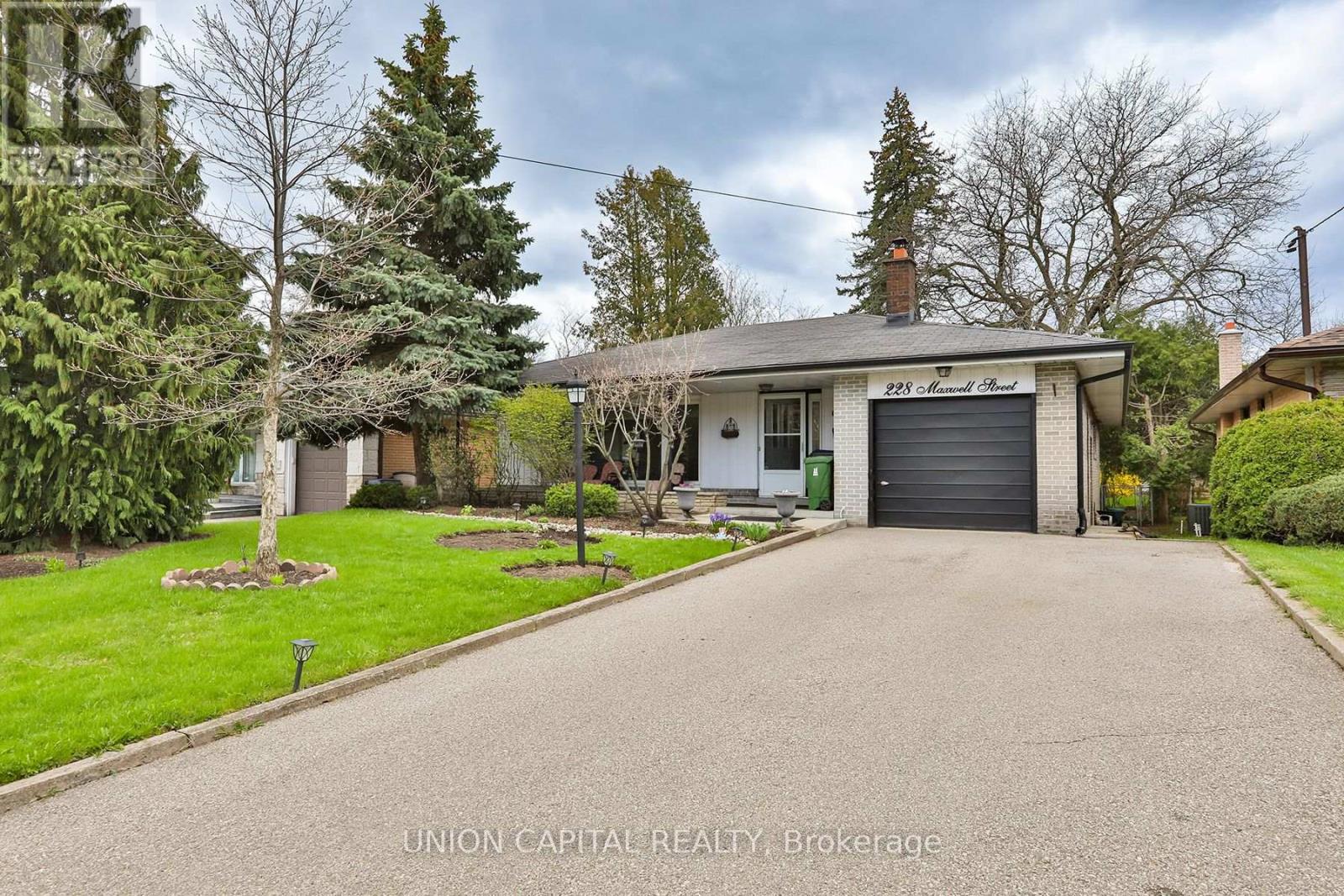 Photo 1 of 36 — 228 MAXWELL STREET, Toronto (Bathurst Manor), ON M3H5B7