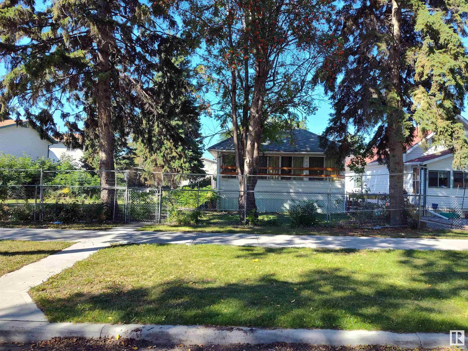 12014 & 12016 81 ST NW