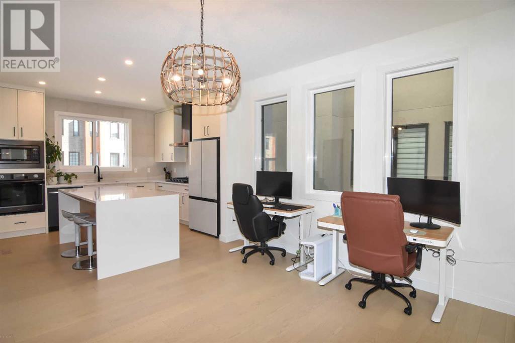 215, 81 Greenbriar Place NW