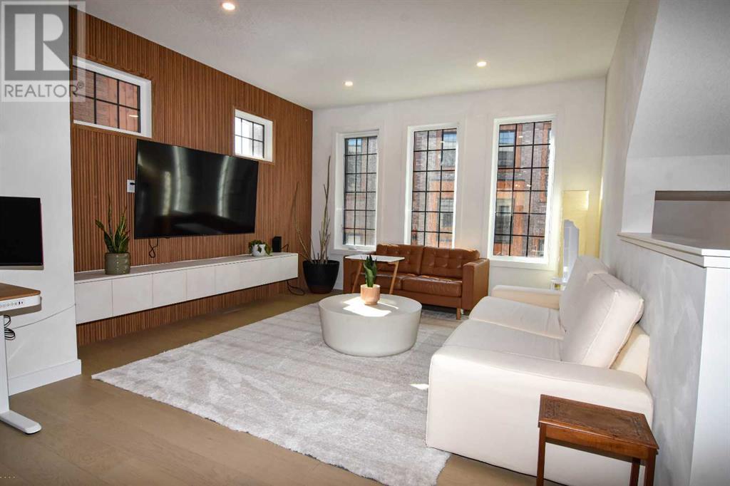 215, 81 Greenbriar Place NW