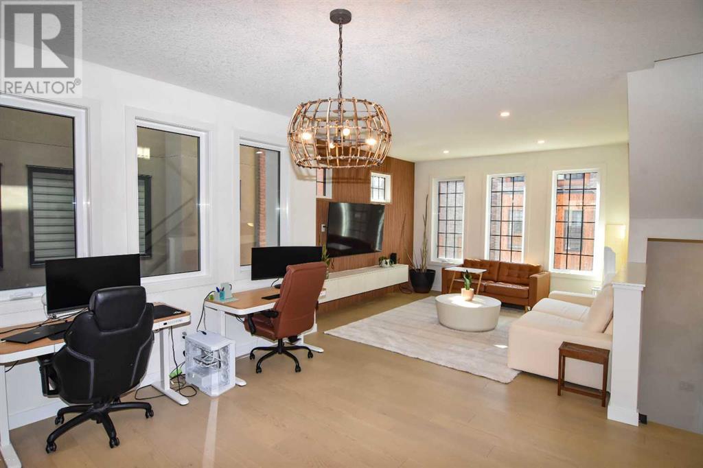 215, 81 Greenbriar Place NW