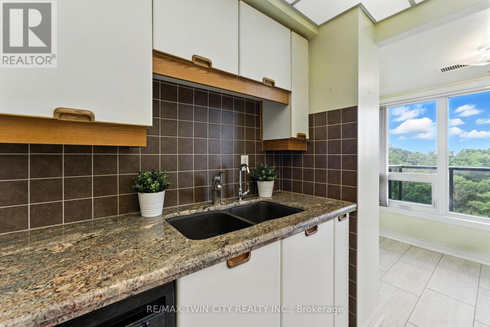 1104 - 237 KING STREET W