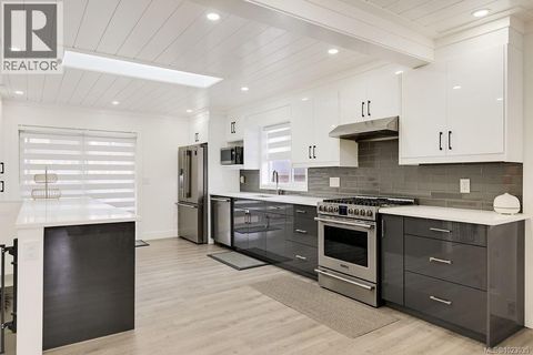 2710 Victor St Victoria BC V8R4E4