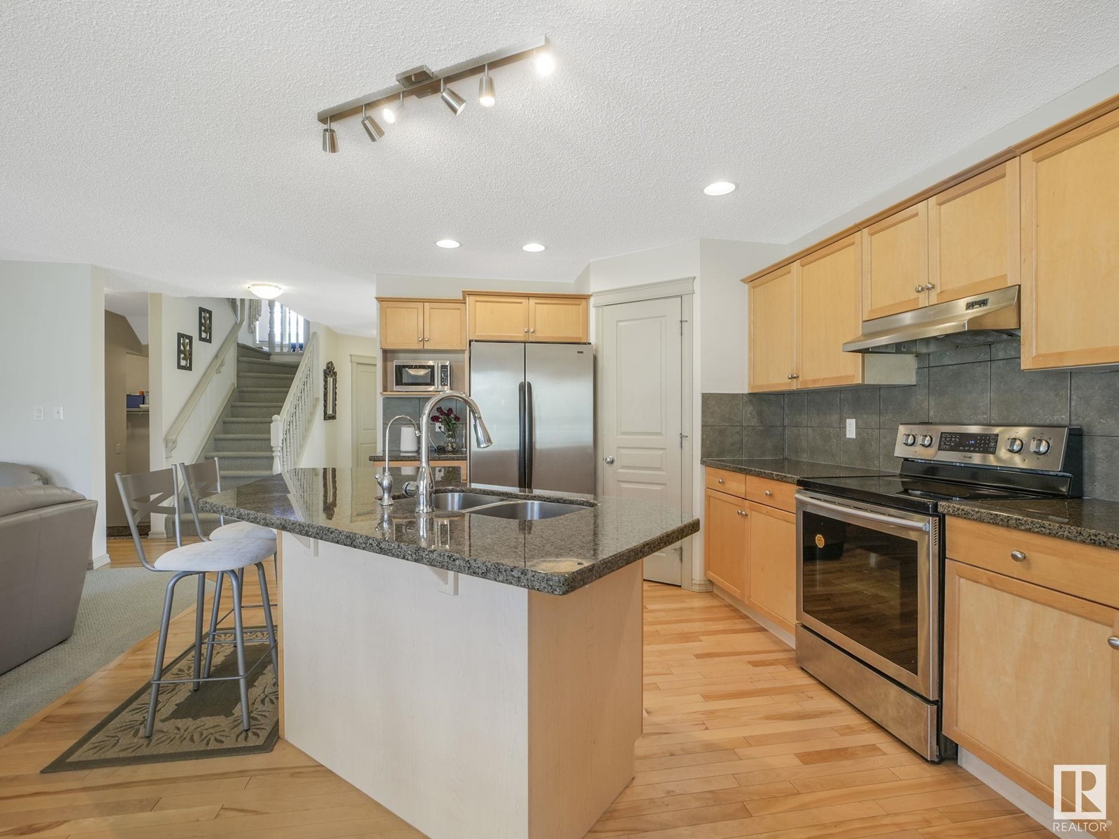 3304 23 ST NW