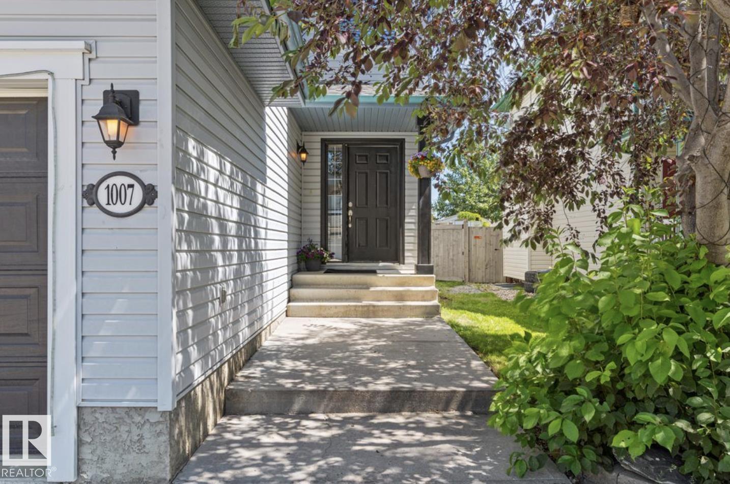 1007 Macewan Cl SW