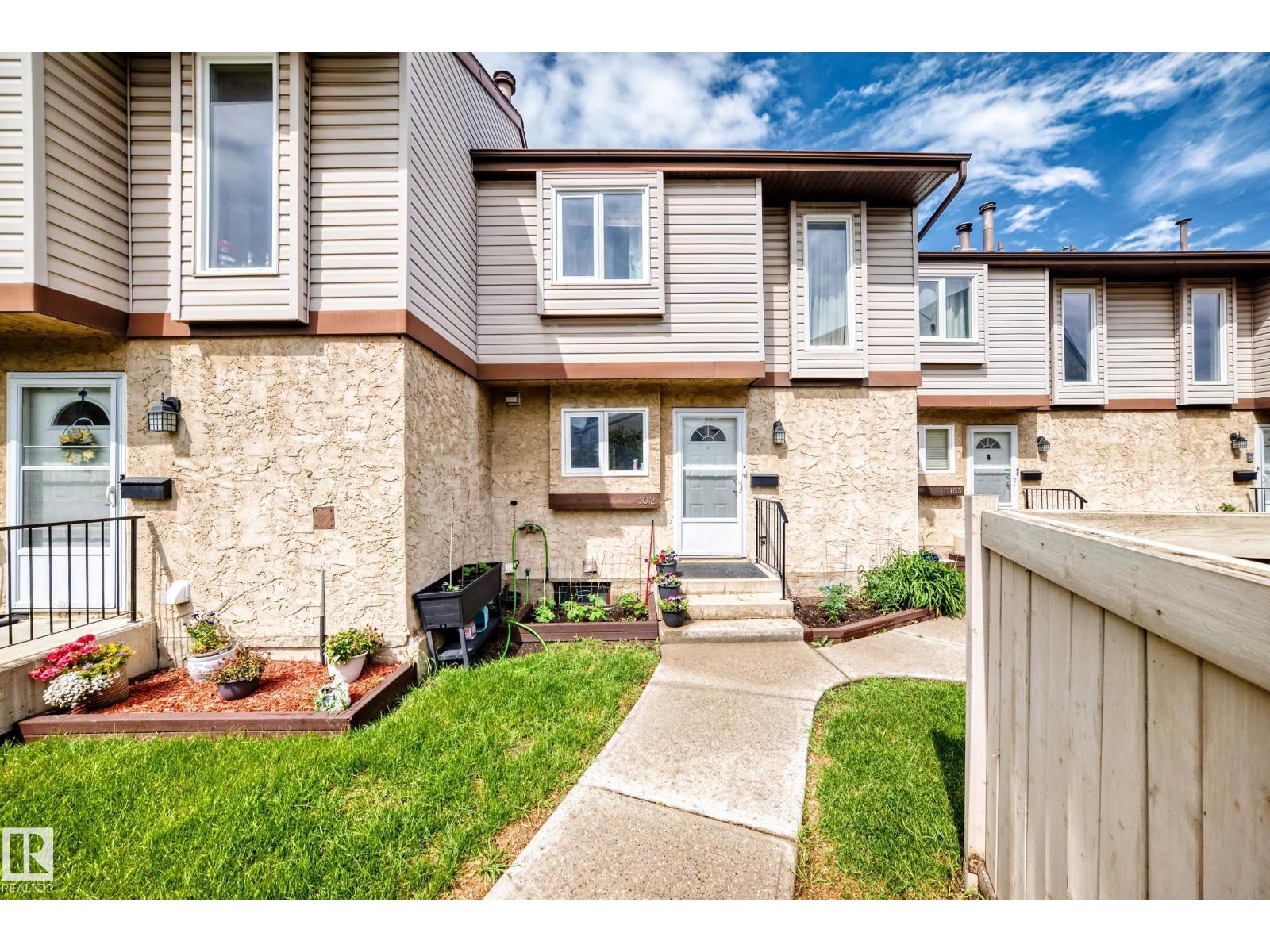 102 ROYAL TC NW