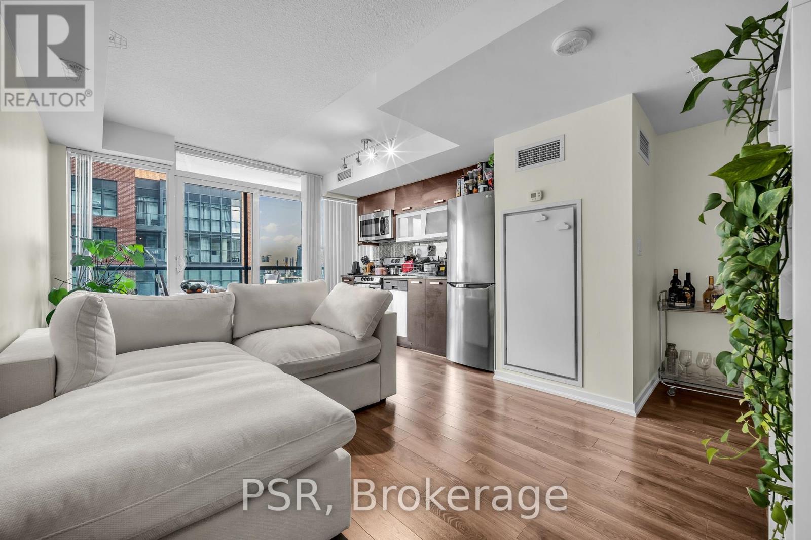 1210E - 36 LISGAR STREET