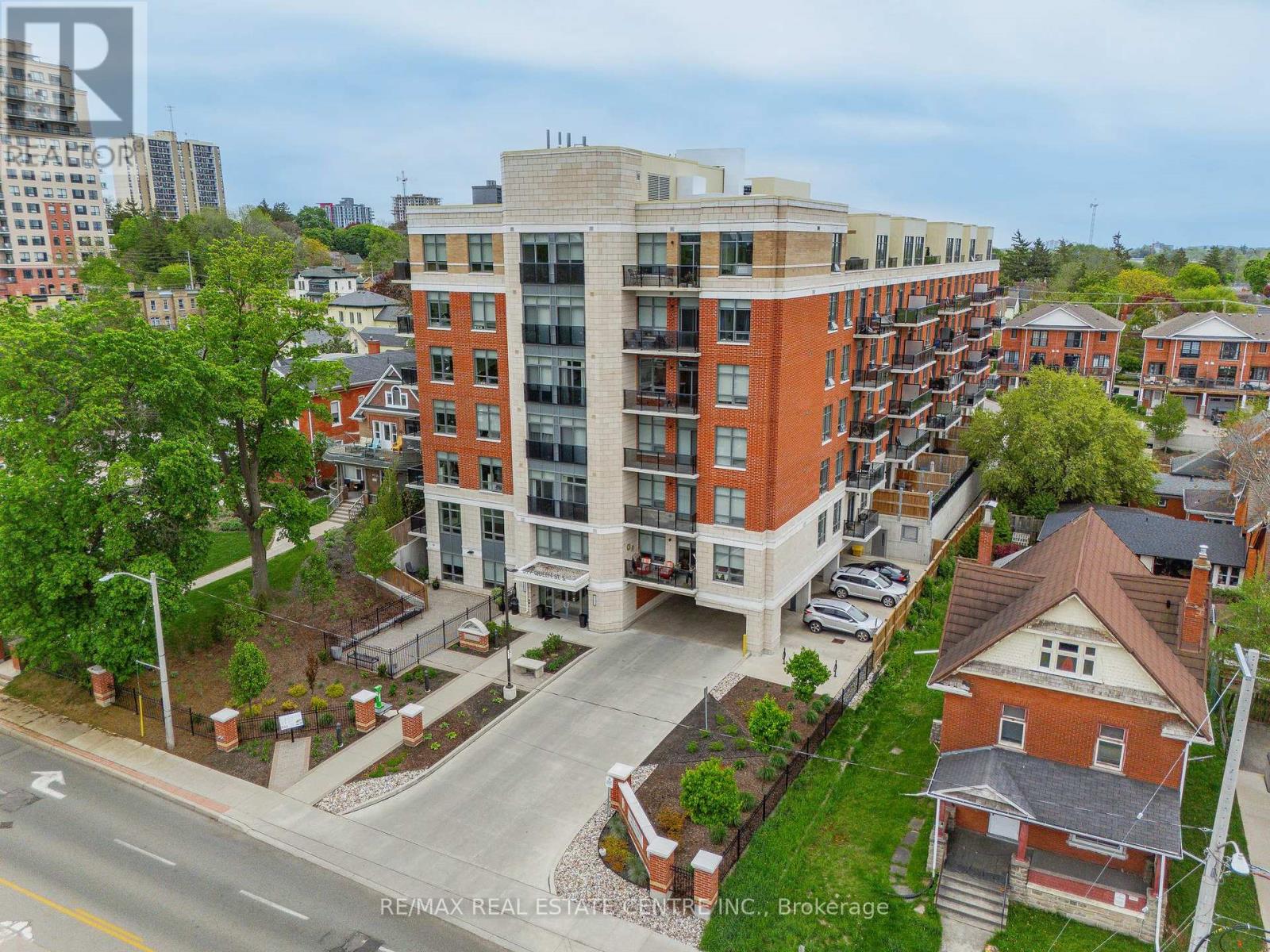 202 - 399 QUEEN STREET S