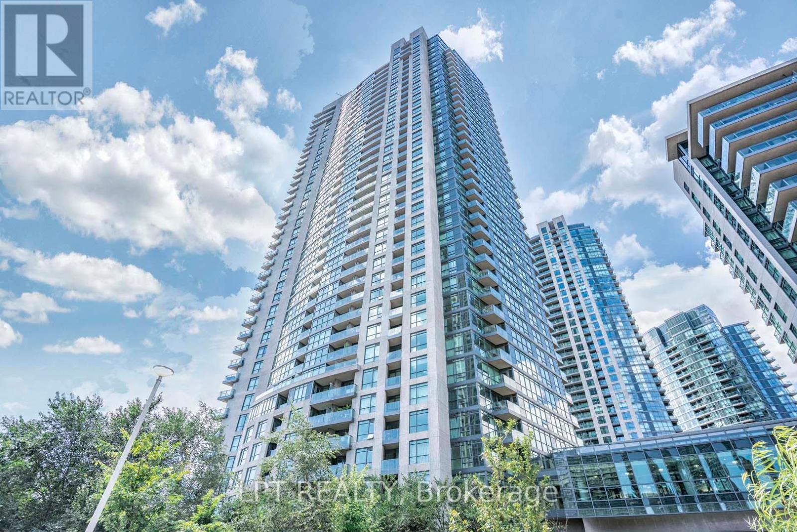Photo 1 of 37 — 217 - 215 FORT YORK BOULEVARD Unit 217, Toronto (Niagara), ON M5V4A2