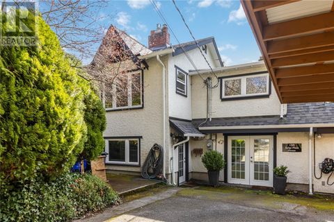 1249 Judge Pl Saanich BC V8P2C7