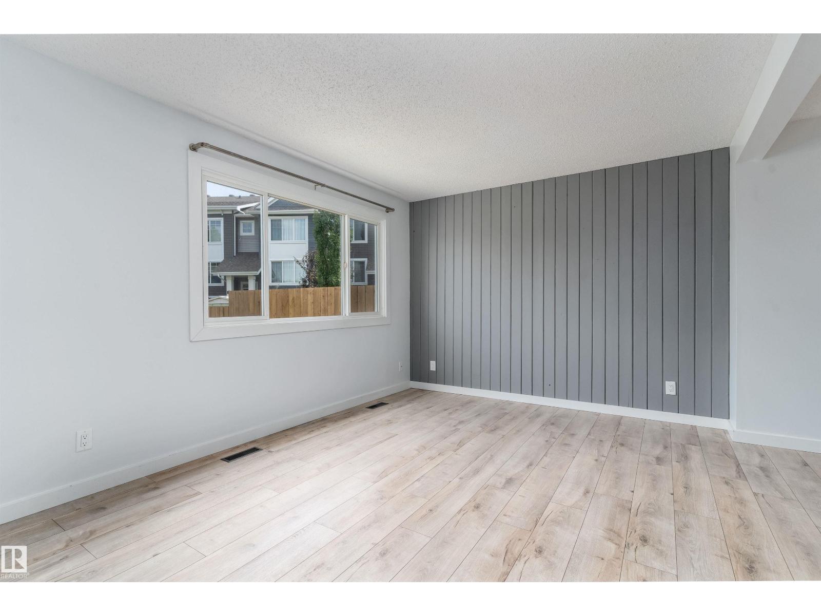 5 MCLEOD PL NW