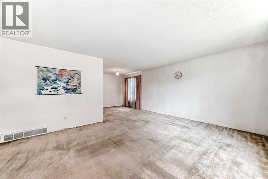 352 Malvern Close NE