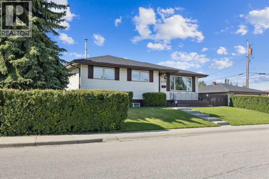 2119 Vista Crescent NE