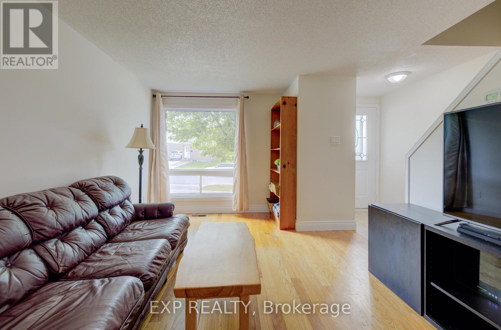 4 TROY CRESCENT