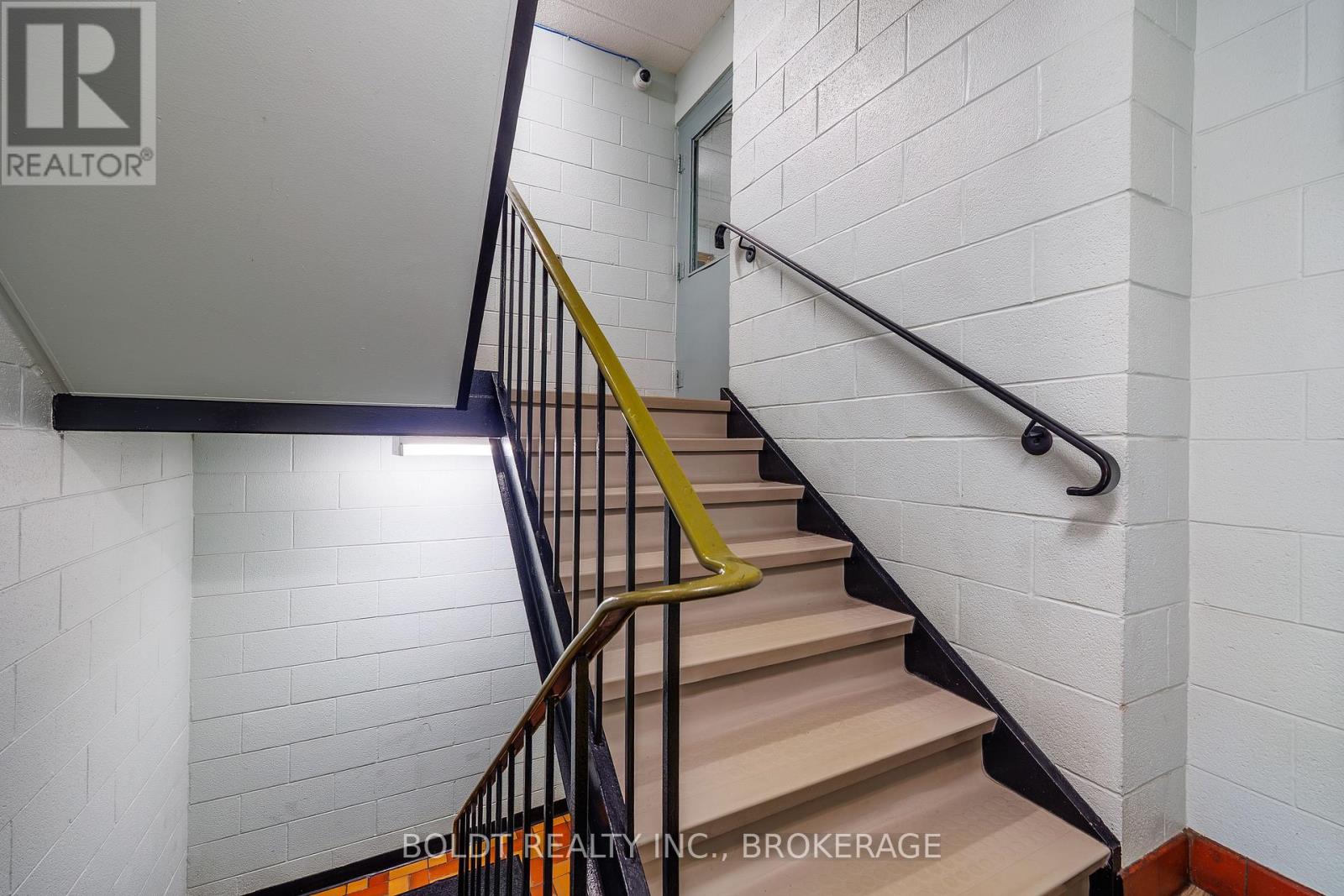 210 - 6 WESTLAKE LANE