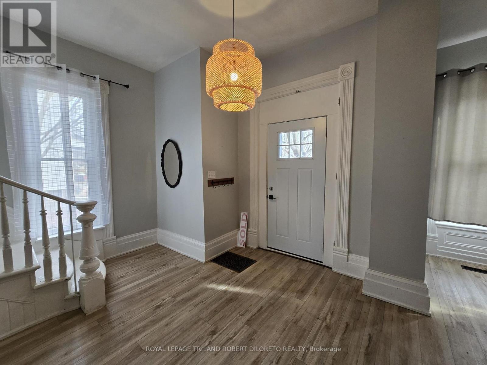 11 MAPLE STREET W