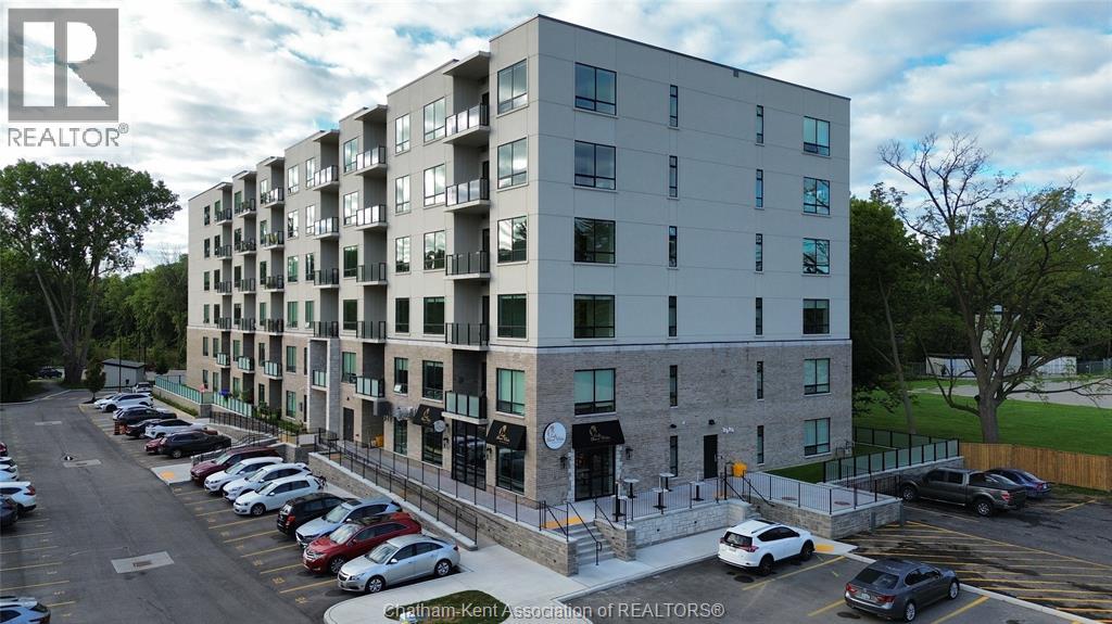 Photo 1 of 38 — 364 Grand AVENUE East Unit# 305, Chatham, ON N7L0H5