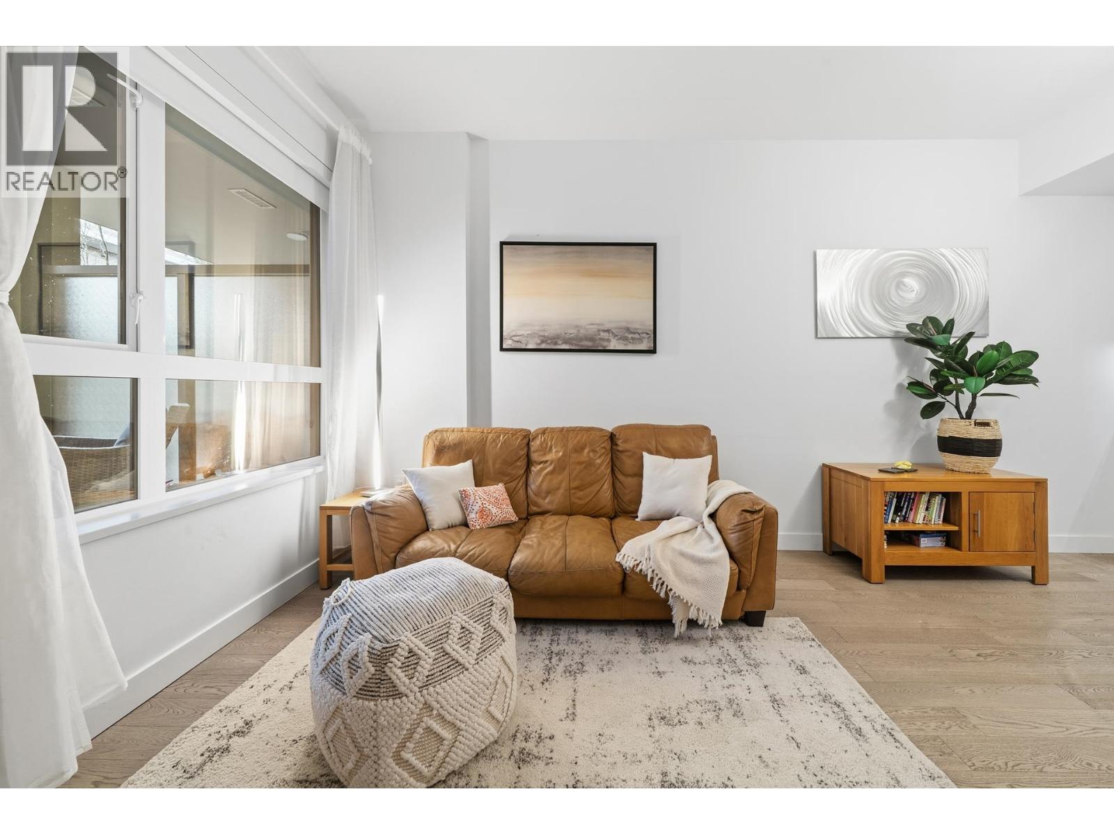 201 3220 CONNAUGHT CRESCENT