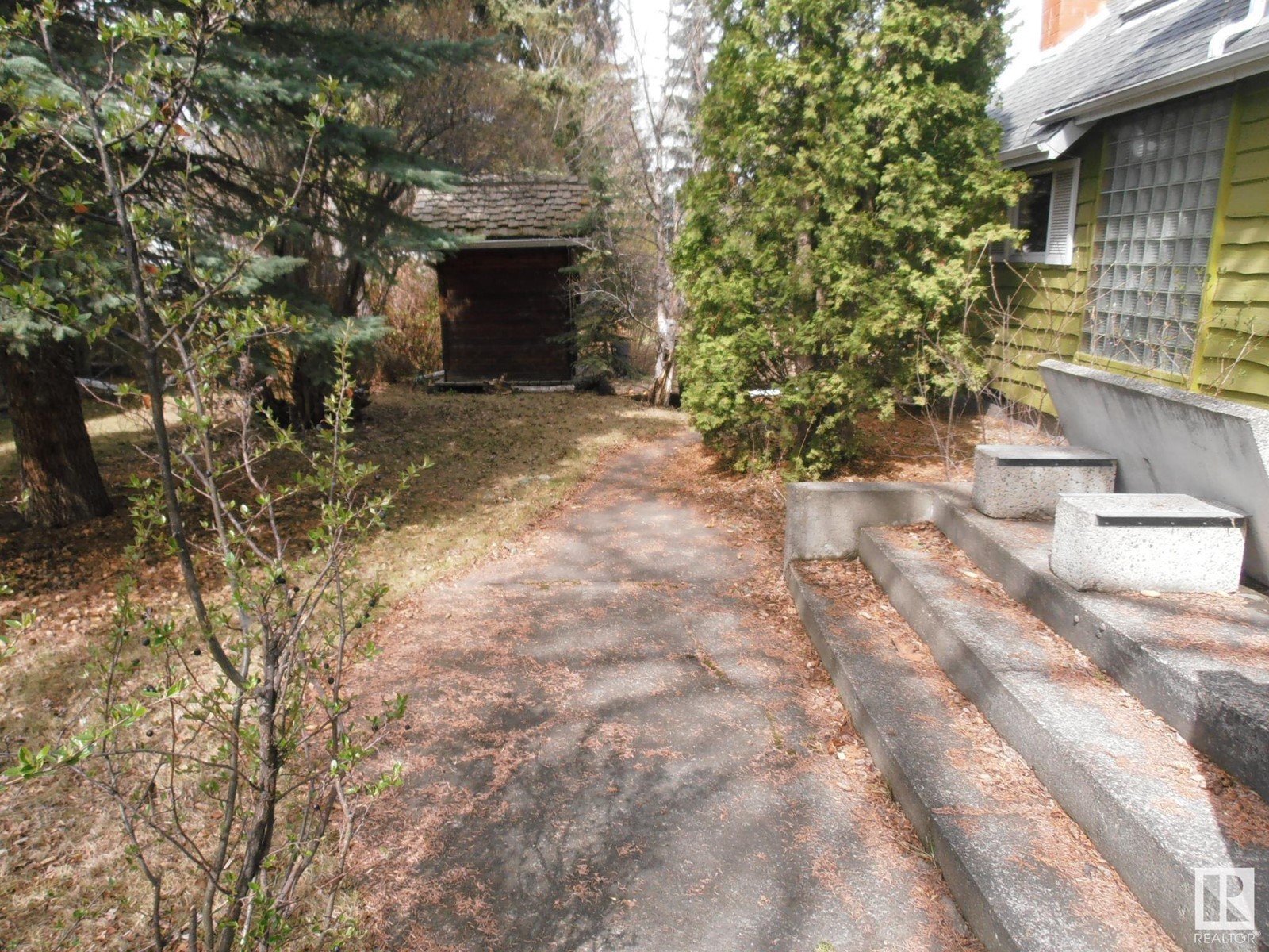 3830 112 AV NW