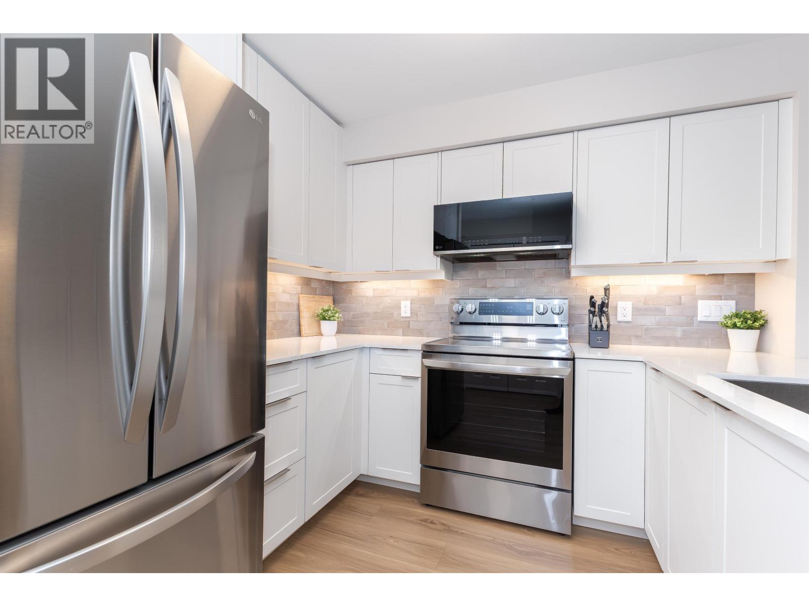 210 808 SANGSTER PLACE