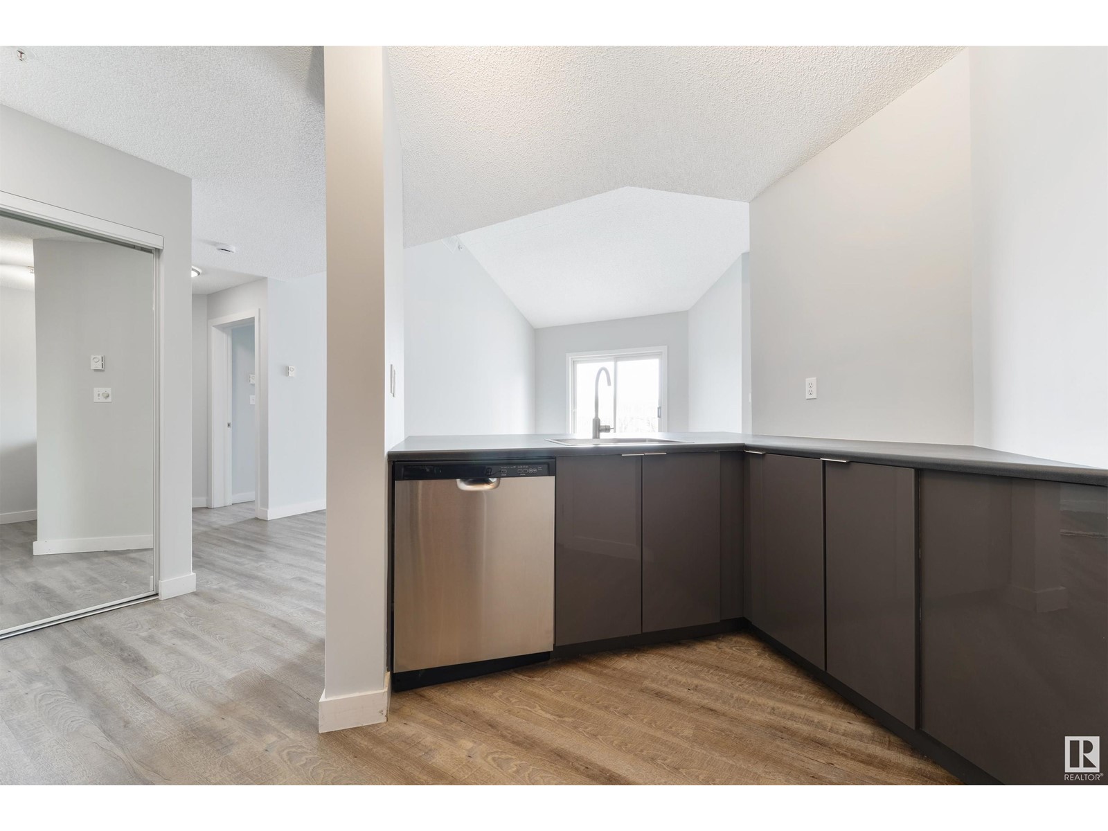 #409 10153 117 ST NW