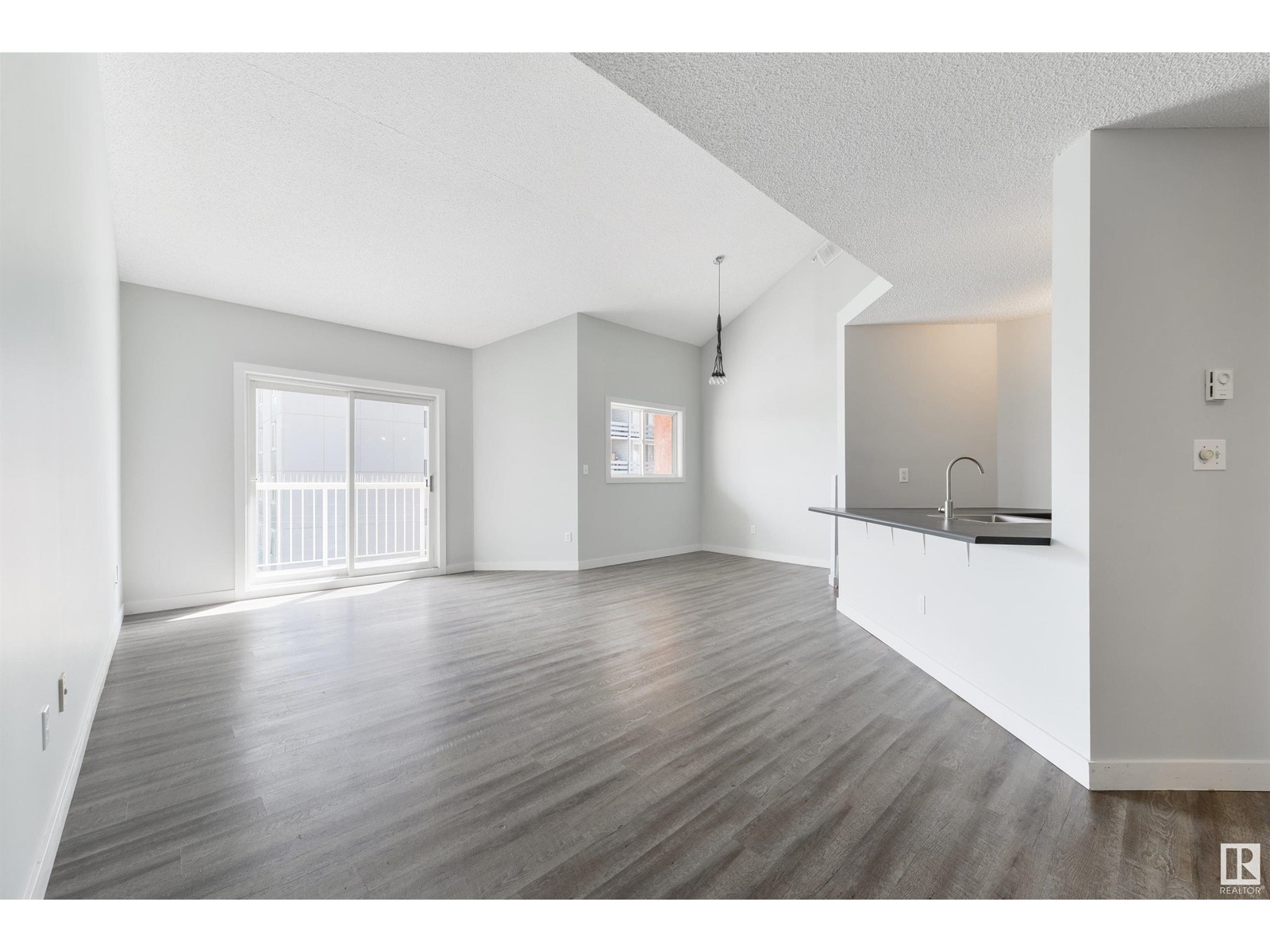 #409 10153 117 ST NW