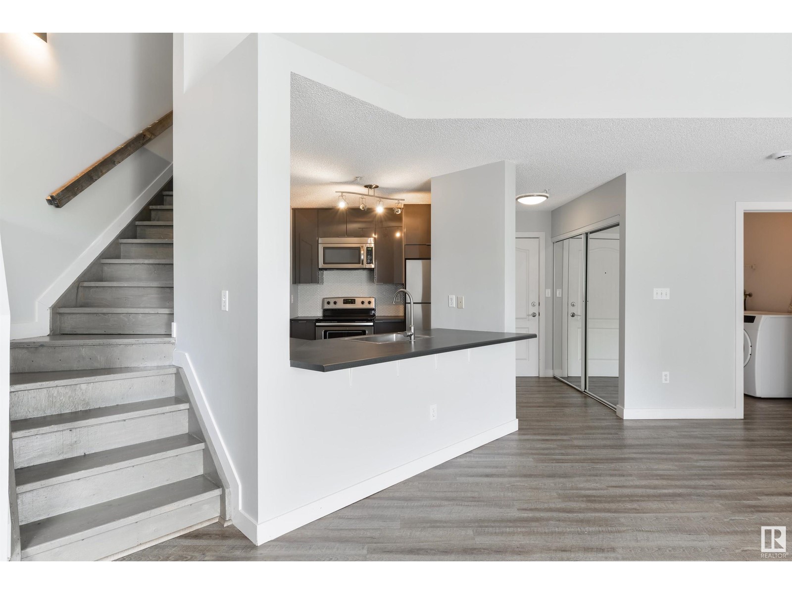 #409 10153 117 ST NW