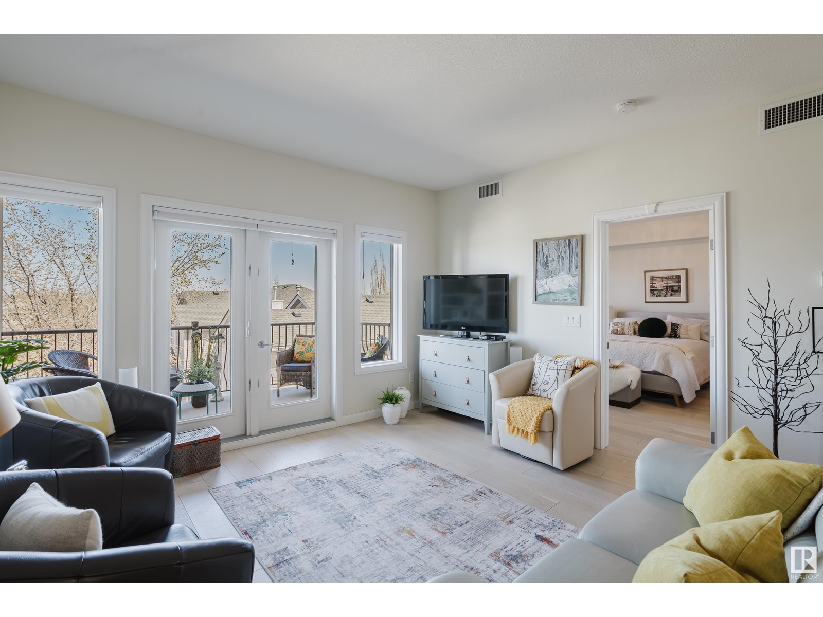 #329 1406 HODGSON WY NW