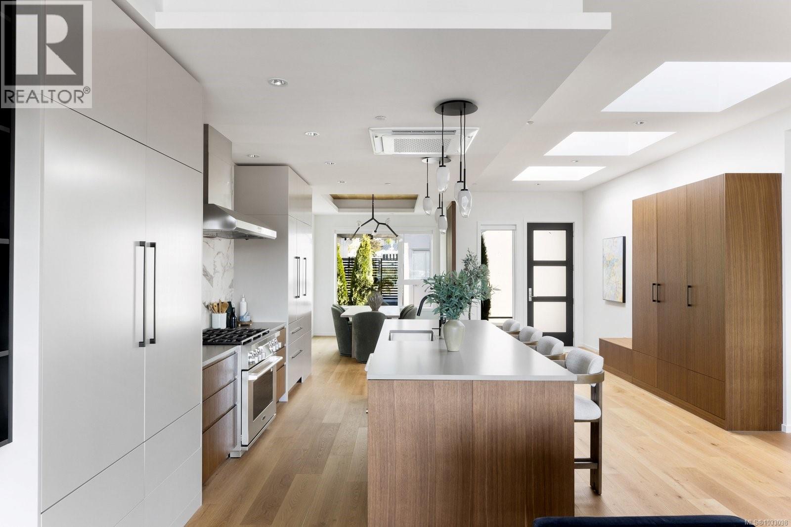 201 2270 Harbour Rd