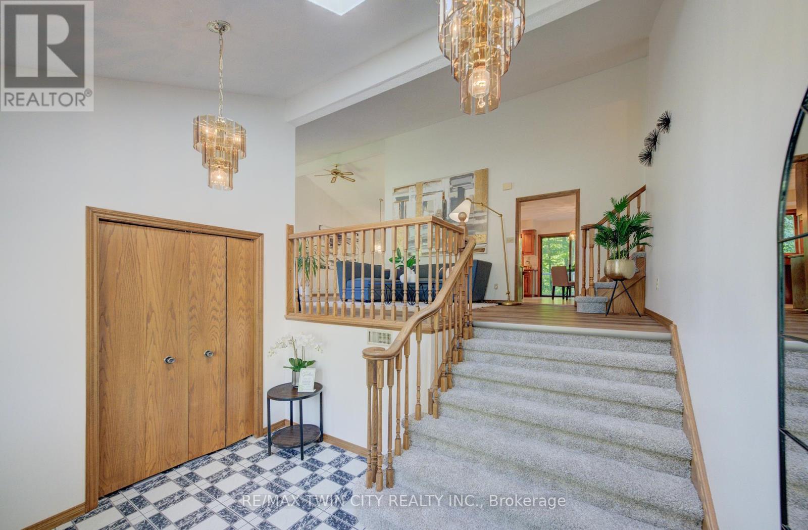 391 NORTHLAKE DRIVE