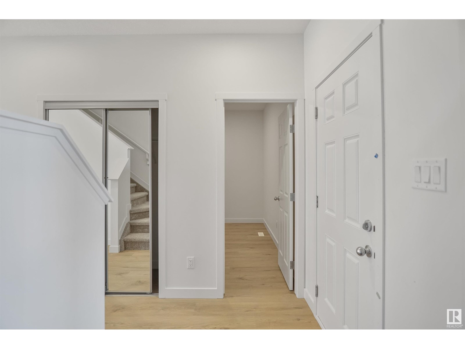 8464 183 AV NW