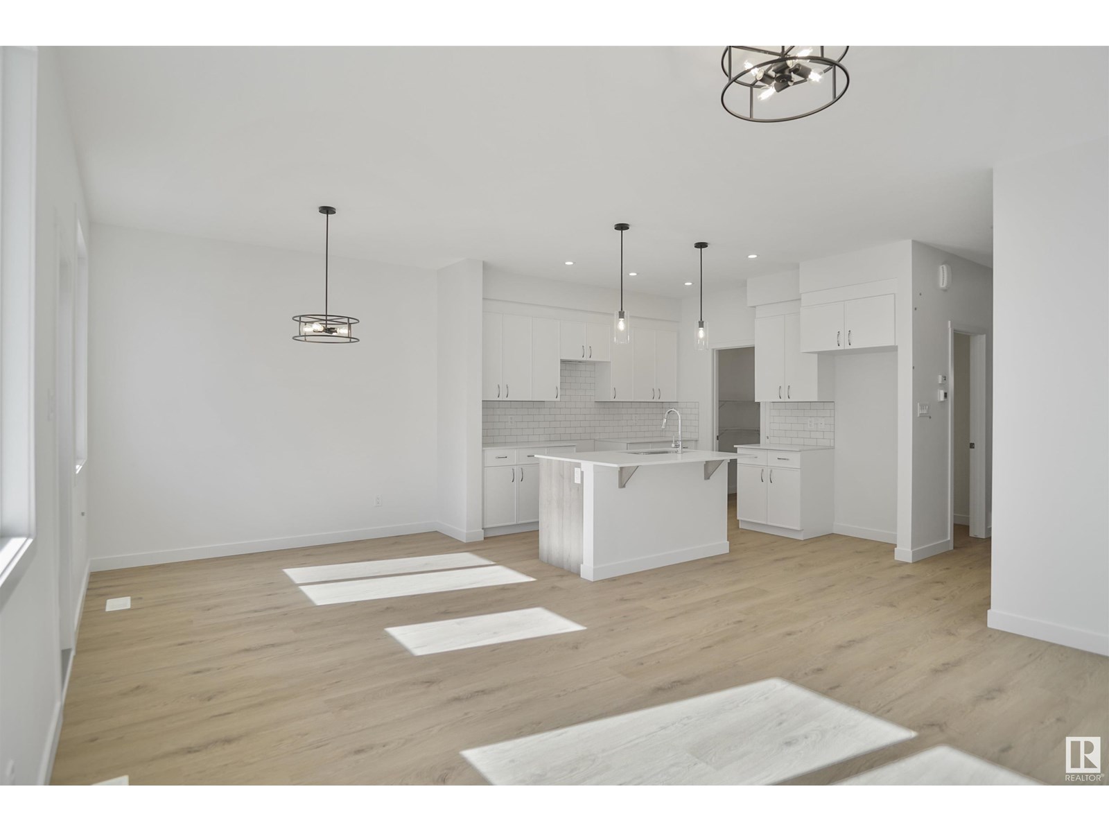 8464 183 AV NW
