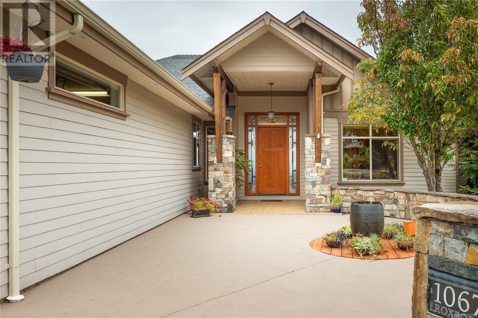 1067 Roxboro Pl