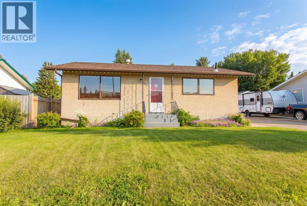 Photo 1 of 18 — 5423 47 Avenue, Lacombe, AB T4L1M9