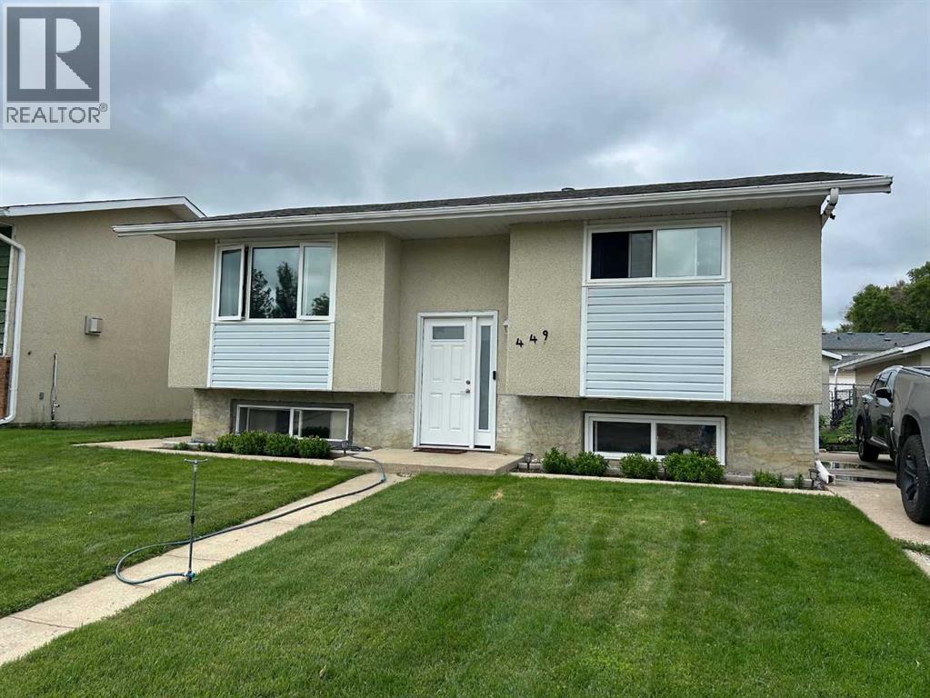 Photo 1 of 24 — 449 20 Street NE, Medicine Hat, AB T1C1B9