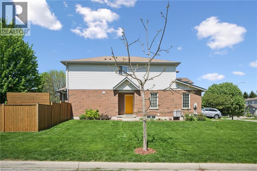 371 UNIVERSITY DOWNS Crescent