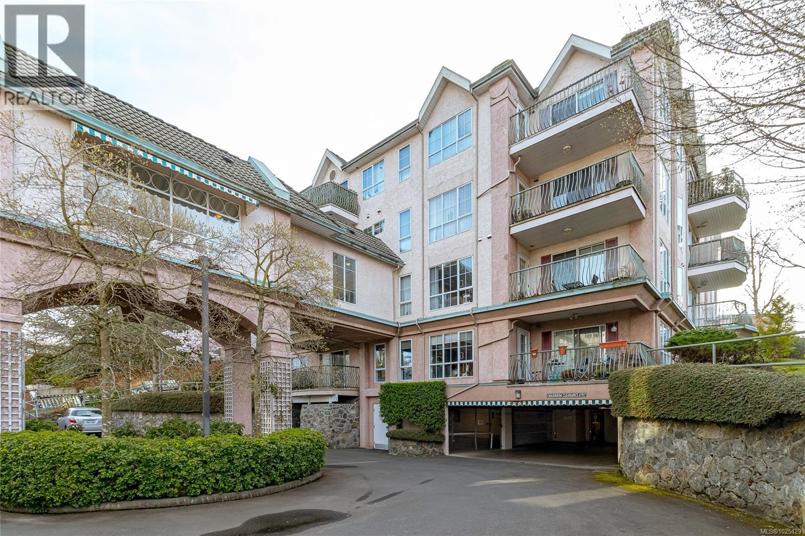 102 3133 Tillicum Rd