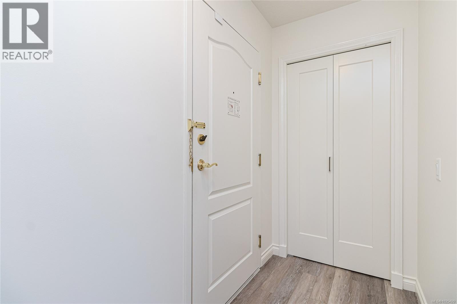 102 3133 Tillicum Rd