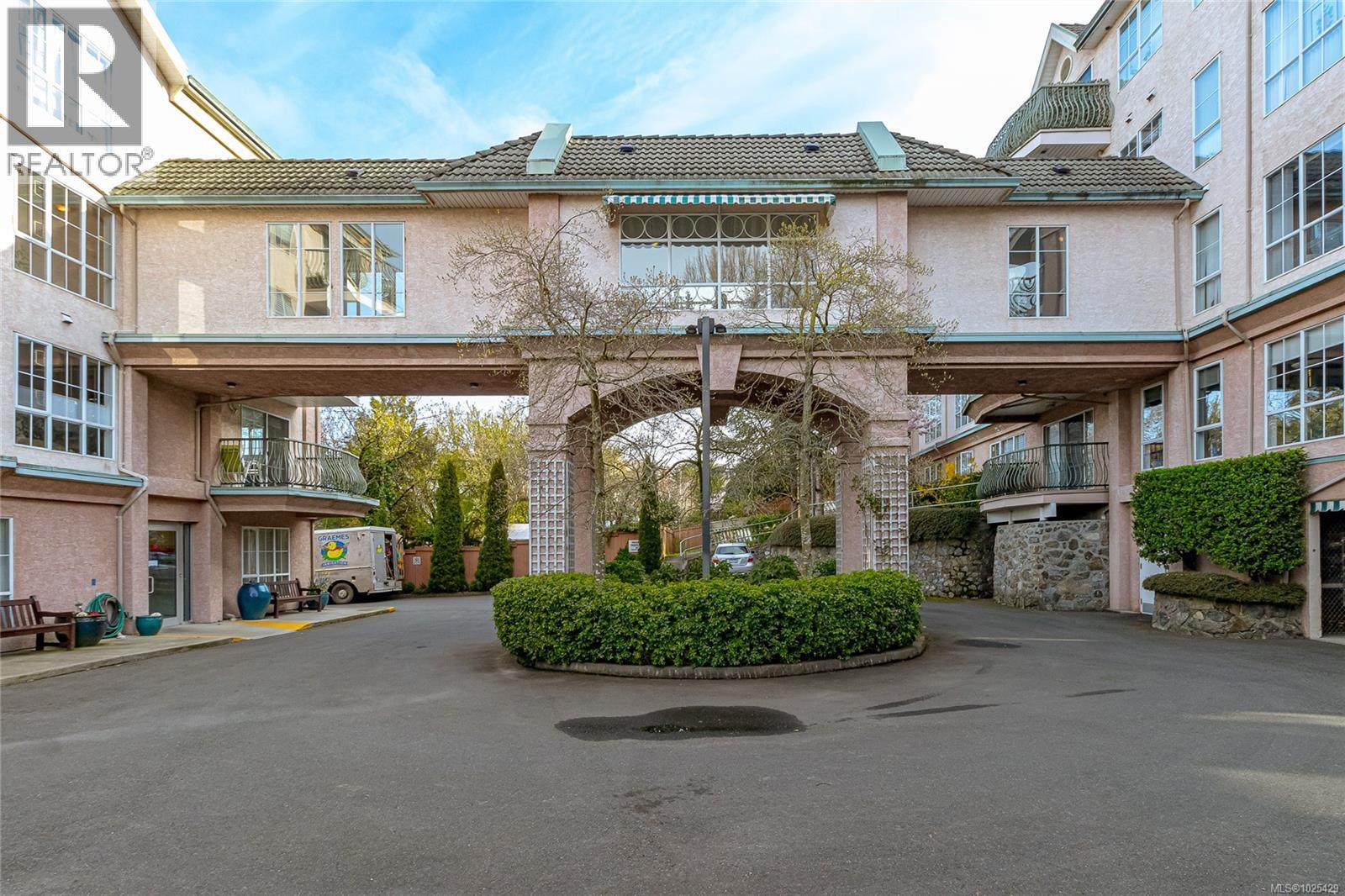 102 3133 Tillicum Rd