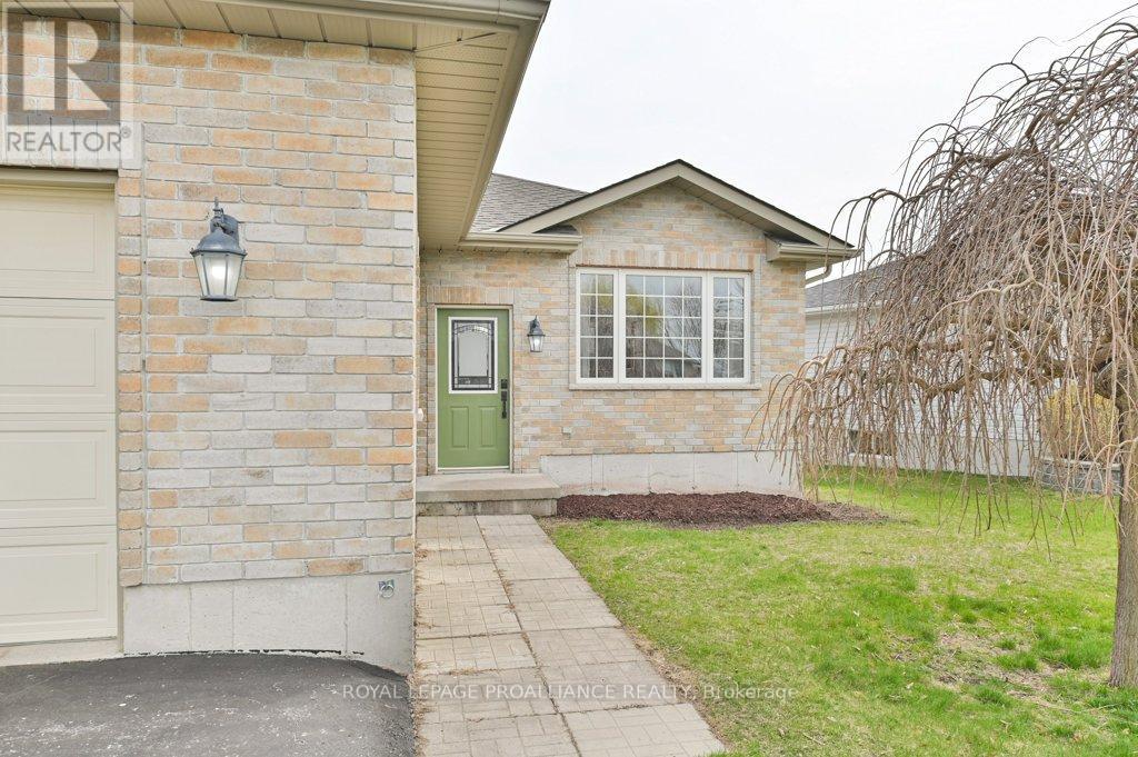 17 STONEGATE CRESCENT