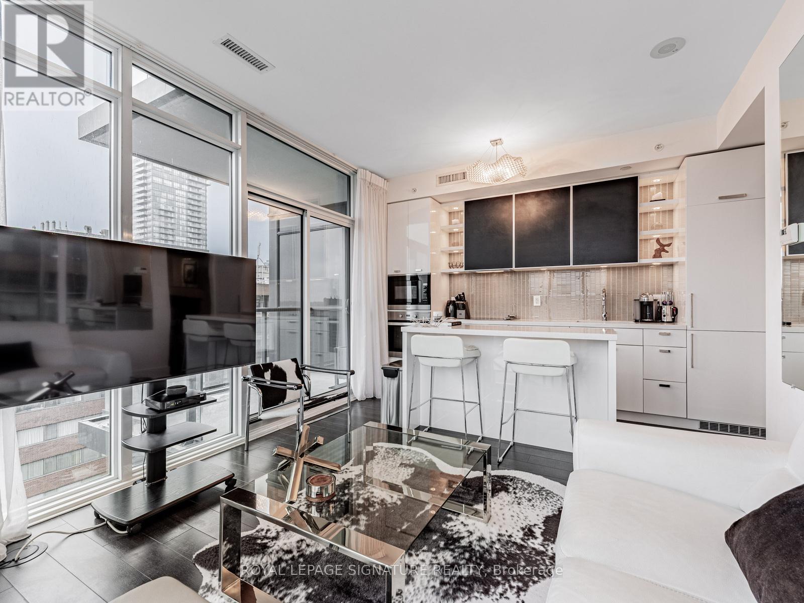 Photo 1 of 28 — 1303 - 32 DAVENPORT ROAD Unit 1303, Toronto (Annex), ON M5R0B5