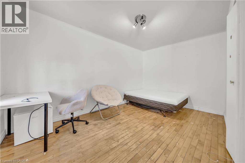 24 COLUMBIA Street W