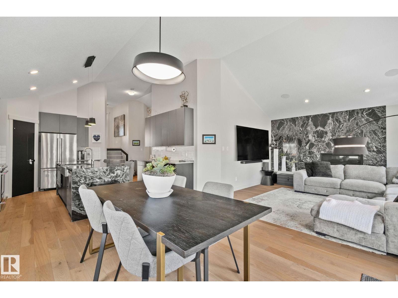 9724 223 ST NW