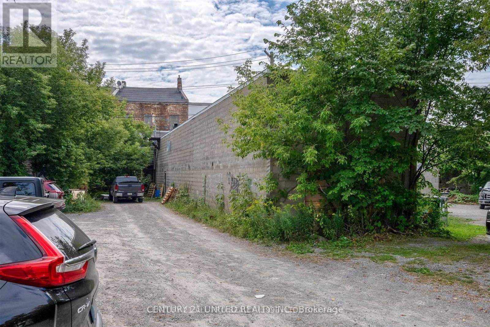 UNIT B - 84 KING STREET W