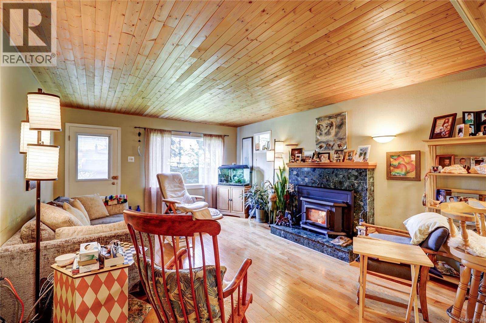 525 Pioneer Cres