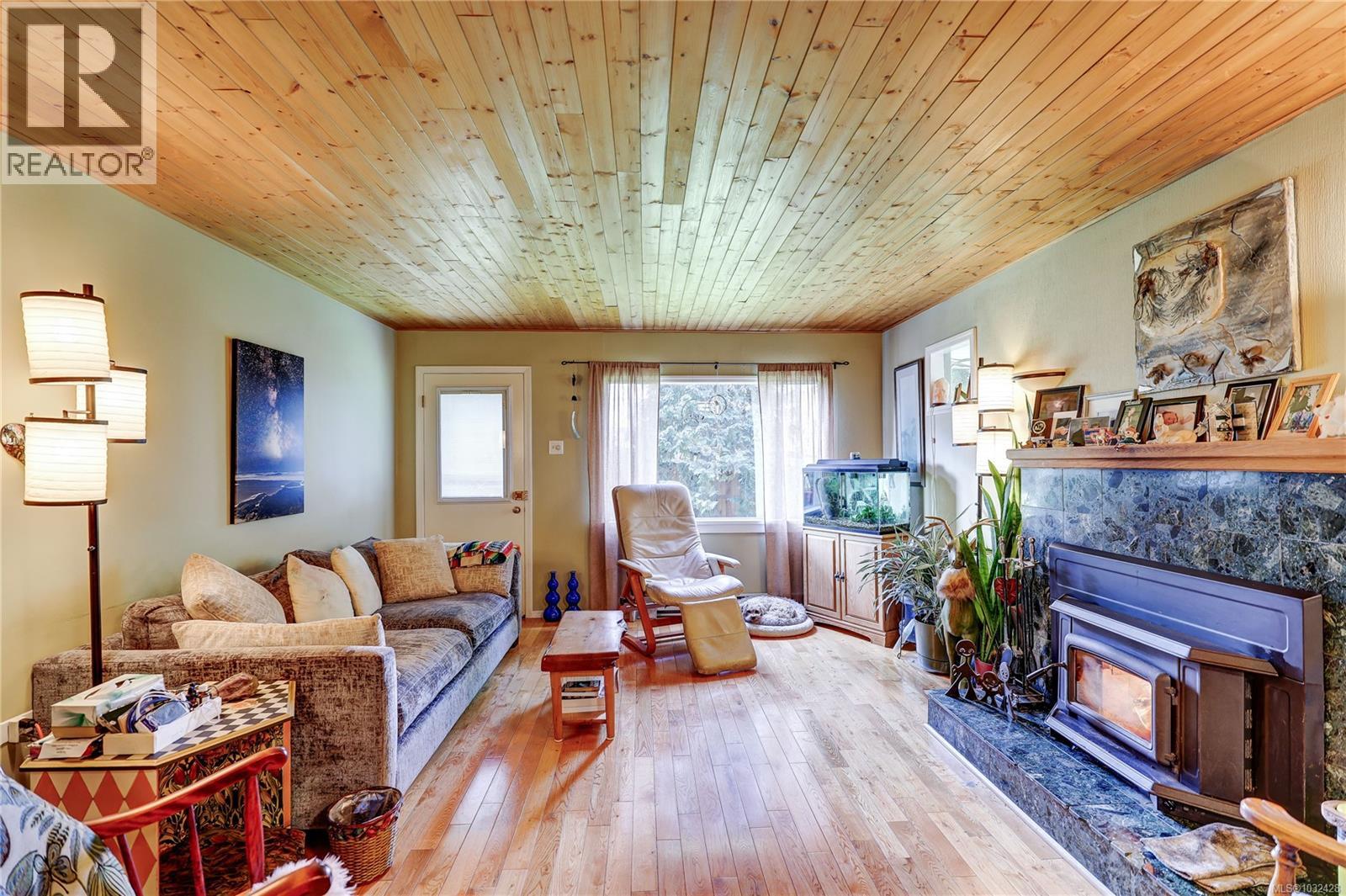 525 Pioneer Cres