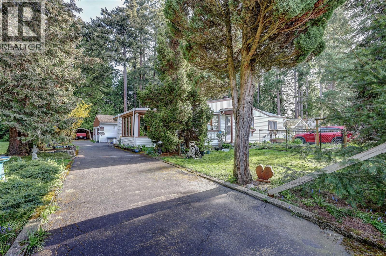525 Pioneer Cres